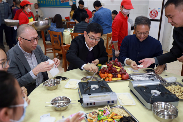 師生同吃團圓飯 熱熱鬧鬧過大年