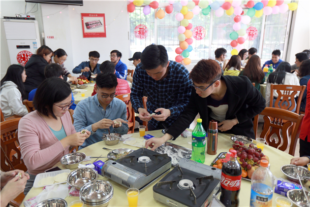 師生同吃團圓飯 熱熱鬧鬧過大年